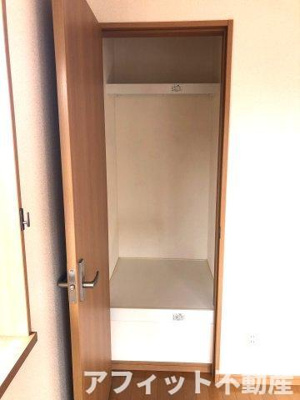 【その他】 | ルミエール坂里 | 洋室6帖の収納