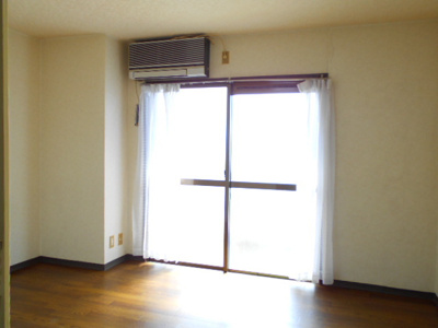 【居間・リビング】 | リバーサイドK | 最上階の明るいお部屋です