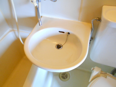 【洗面所】 | リバーサイドK | バスルーム内の洗面台。鏡付きです