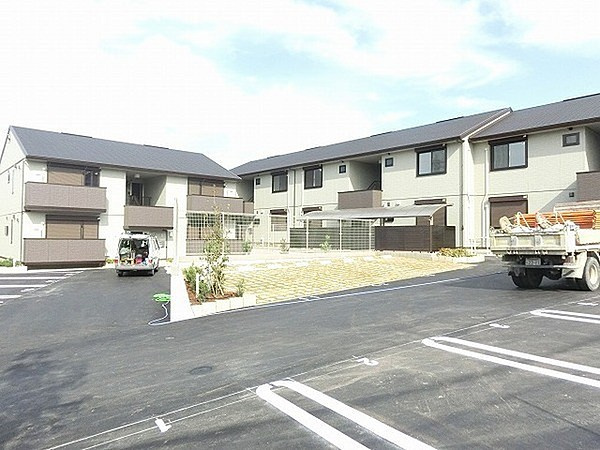 和泉市万町のハイツの駐車場