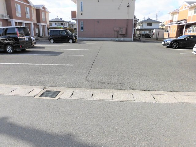 ガーデンヒルズの駐車場