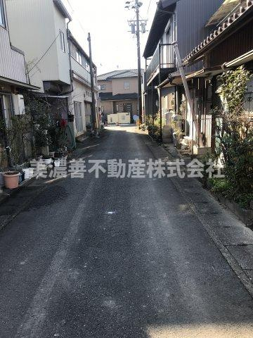 ５８１２８　岐阜市古市場土地の前面道路含む現地写真