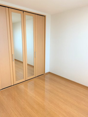 【洋室】 | さくらいマンション青島B | 落ち着いた色調の洋室です