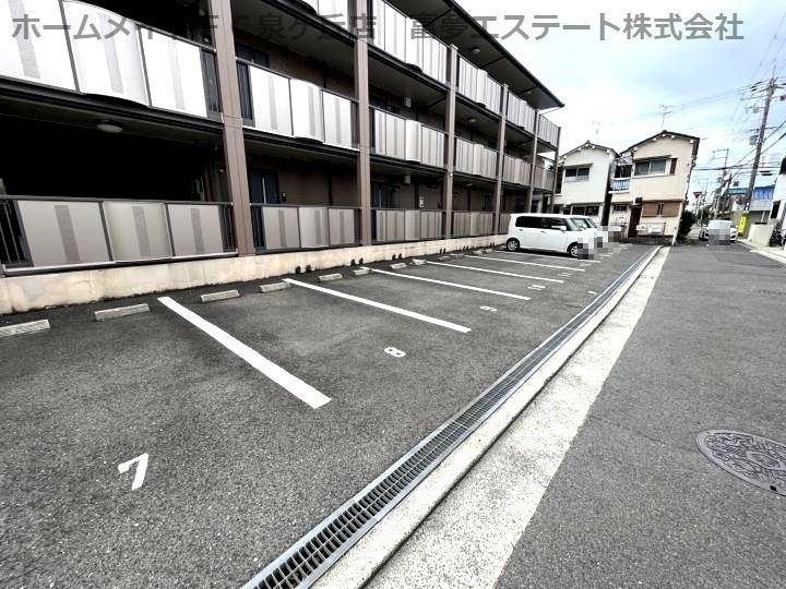 リヴェール日置の駐車場