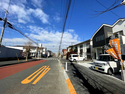 【前面道路含む現地写真】 | 日野市多摩平６丁目新築戸建て３棟　１号棟