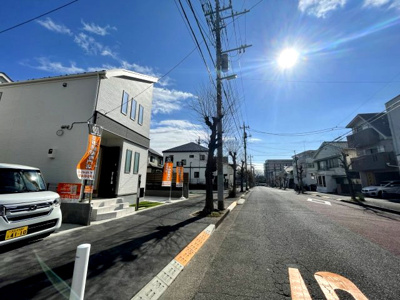 【前面道路含む現地写真】 | 日野市多摩平６丁目新築戸建て３棟　２号棟