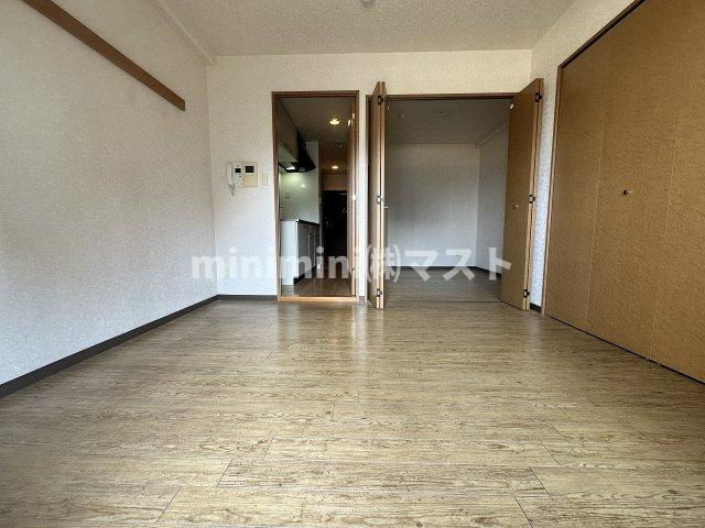 シャトー弁天参番館の居間・リビング