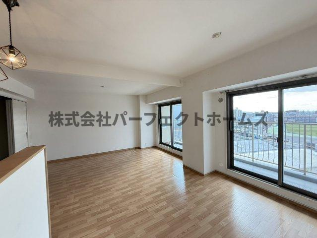 寝屋川サンハイツA棟の居間・リビング|こちらのリビングで趣味の時間をお楽しみください