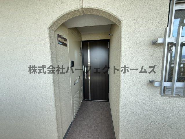 寝屋川サンハイツA棟の玄関|きれいな玄関です