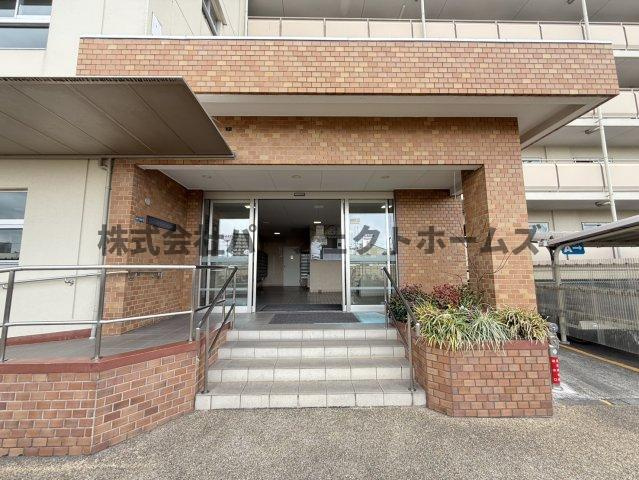 寝屋川サンハイツA棟のエントランス|ゆとりのあるエントランスです