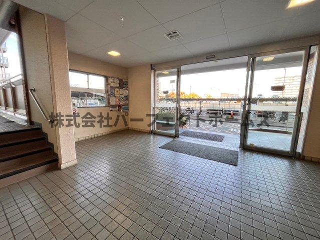 寝屋川サンハイツA棟のロビー|落ち着いたロビーです