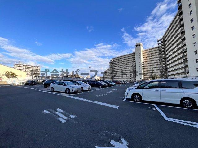 寝屋川サンハイツA棟の駐車場|駐車場に車を止められます