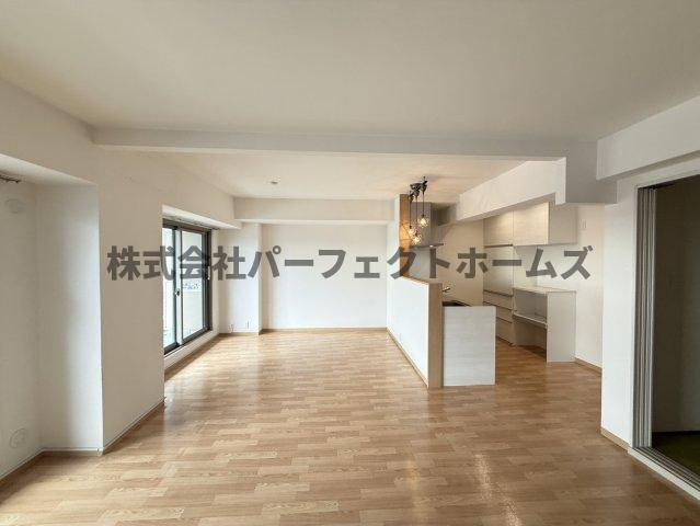 寝屋川サンハイツA棟の居間・リビング|ゆったりとした居間です