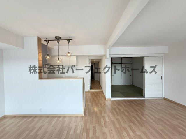 寝屋川サンハイツA棟の居間・リビング|使いやすいリビングです