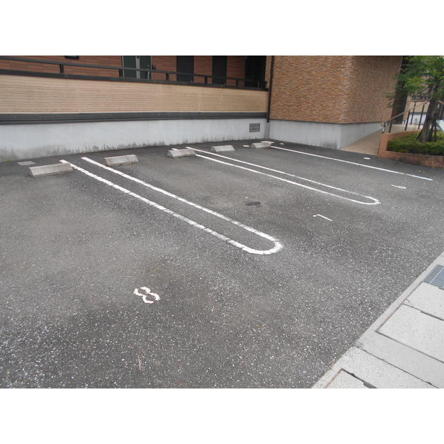 Lis・Tresor(ﾘ･ﾄﾚｿﾞｱ）の駐車場