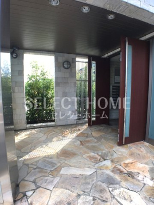 【エントランス】 | ノーブルスクエア | 落ち着いたエントランスです