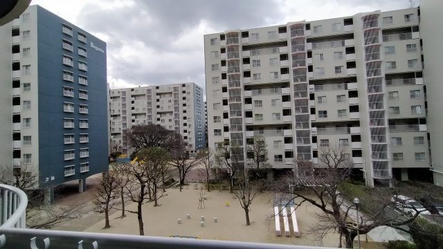 淀川パークハウス7号棟の展望|マンション敷地内には、遊具のある公園がございます。人目がありお子様を安全に遊ばせる事ができますね♪