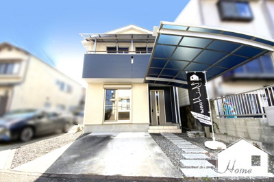 【外観】 | 伏見区石田大受町　中古戸建 | 駐車2台が可能ですのでご夫婦でお車を持てます《カーポート付》スーパー・コンビニ・ホームセンター・金融機関など近くに点在！ショッピングセンターも徒歩圏内にある生活便利なお家です。