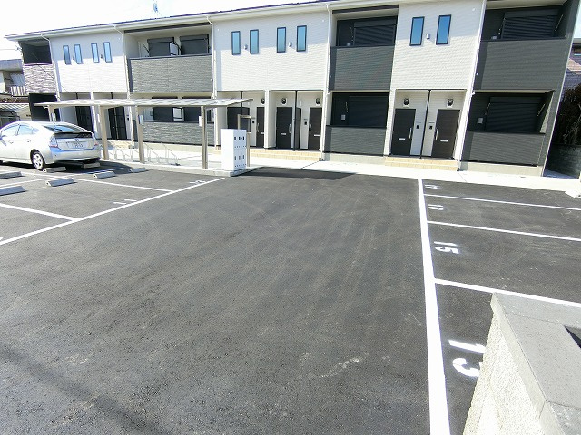 コンフォート福生の駐車場