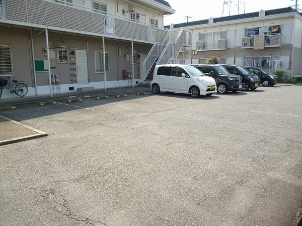 ホワイトハイツAの駐車場