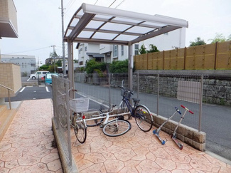 【その他共用部分】 | 屋根付きの駐輪場で雨が降っても大切な自転車が濡れなくてすみますね♪駅まで自転車もおすすめです！