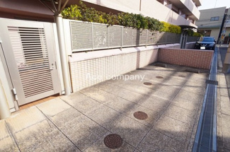 【駐車場】 | テラスの勝手口から専用駐車場に出入りできます！