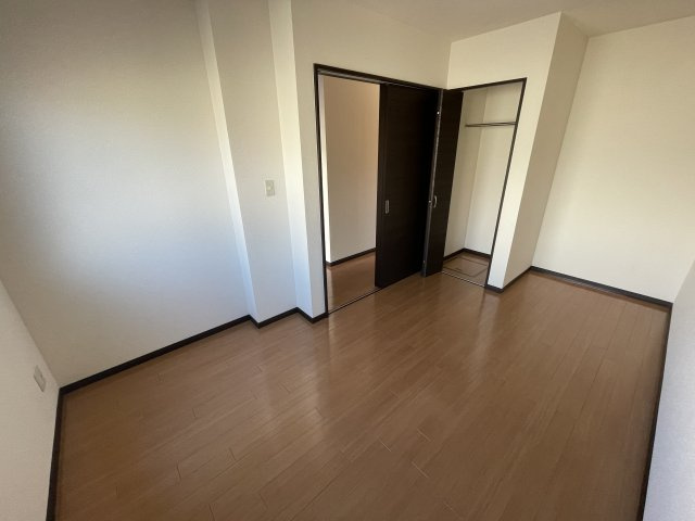 CLAIR新出山の洋室