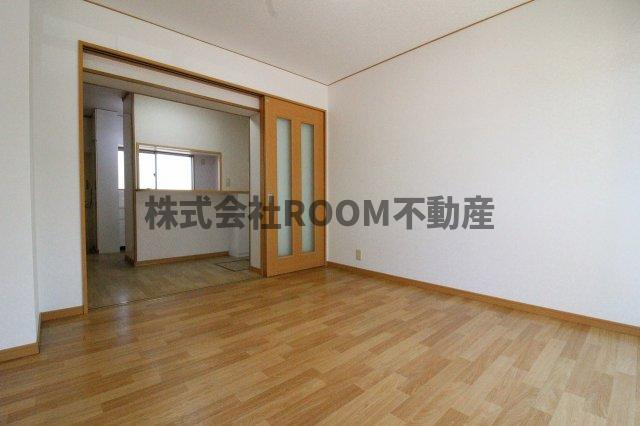 第1年見マンションの洋室|明るい洋室です