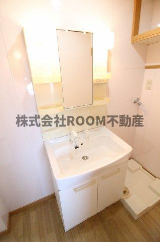 第1年見マンションの独立洗面台|独立洗面台、小物を置くことができて便利です