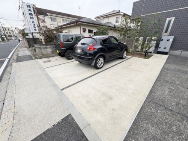 ALLUREの駐車場