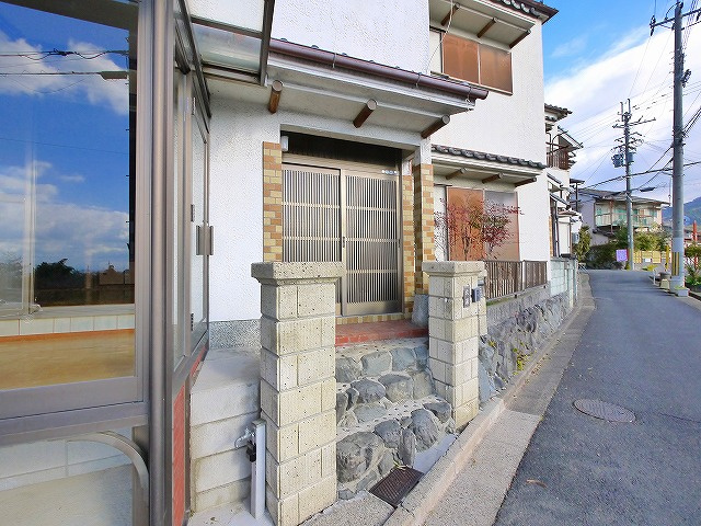 成願寺戸建てのエントランス|落ち着いたエントランスです