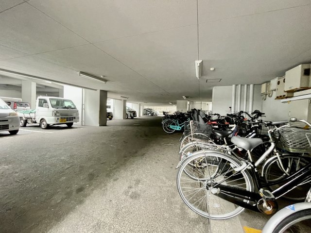 ロマネスク箱崎タワーホームズの駐車場