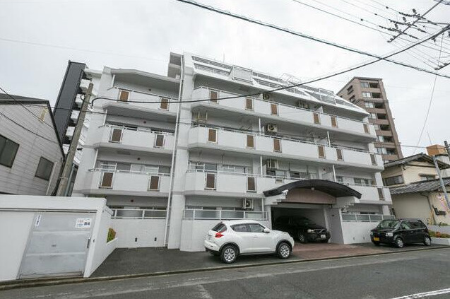 グリーンマンション西新の外観