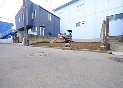 【前面道路含む現地写真】 | 武蔵村山市伊奈平５丁目　新築戸建 | 前面道路は閑静な住宅地の通りとなるため、車通りは多くありません。 安心して車庫入れ可能。