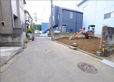 【前面道路含む現地写真】 | 武蔵村山市伊奈平５丁目　新築戸建 | 前面道路は閑静な住宅地の通りとなるため、車通りは多くありません。 安心して車庫入れ可能。