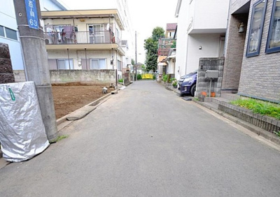 【前面道路含む現地写真】 | 武蔵村山市伊奈平５丁目　新築戸建 | 前面道路は閑静な住宅地の通りとなるため、車通りは多くありません。 安心して車庫入れ可能。