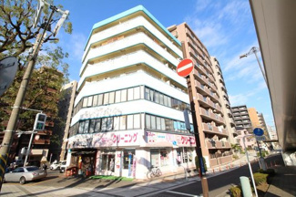 【外観】 | 京急線「戸部」駅、相鉄線「平沼橋」駅徒歩3分、「横浜」駅も利用可能な好立地に建つマンション外観です！