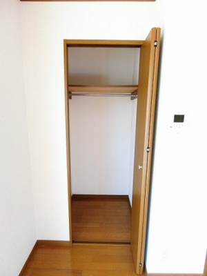 【収納】 | 吉沢第二ビル | こちらも洋室7.5帖のお部屋にあるクローゼットです♪お洋服もしわにならず、キレイに収納できます☆