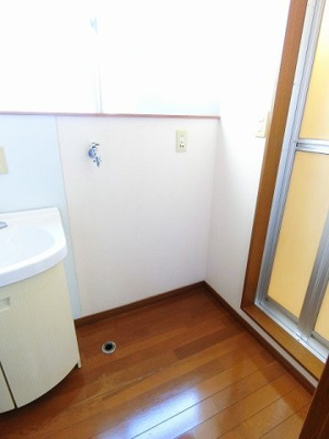 【設備】 | 吉沢第二ビル | 独立洗面台横にある室内洗濯機置き場です♪室内に置けるので洗濯機が傷みにくい☆