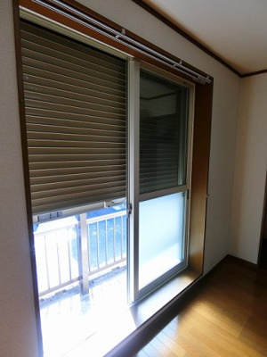 【セキュリティ】 | 吉沢第二ビル | 防犯シャッター雨戸付きなので夜やお出かけ時も安心です！雨戸は冬場の寒さ対策にもなります◎