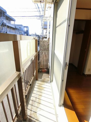 【バルコニー】 | 吉沢第二ビル | テラスは南西向きなので、お洗濯物はお昼からでも乾きそう♪お洗濯物を干したり、気分転換をするにもおすすめです☆
