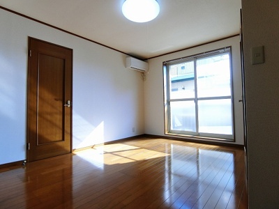 【洋室】 | 吉沢第二ビル | 南西向き洋室7.5帖☆テラスに繋がる角部屋です！エアコン付きで1年中快適に過ごせますね☆
