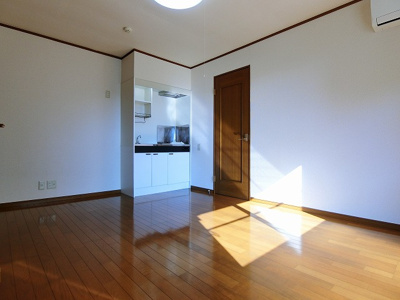 【寝室】 | 吉沢第二ビル | 南西向き洋室7.5帖☆クローゼットが2ヶ所あります！お洋服の多い方もお部屋が片付いて快適に過ごせますね♪