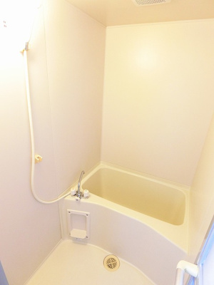 【浴室】 | 吉沢第二ビル | 清潔感のある浴室です♪ゆったりお風呂に浸かって一日の疲れもすっきりリフレッシュできますね☆