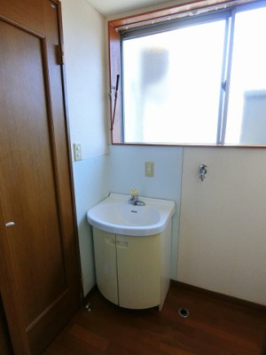 【独立洗面台】 | 吉沢第二ビル | 独立洗面台付きで朝の準備もらくらく♪洗面所には窓があるので湿気対策もOK◎