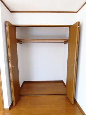 【収納】 | 吉沢第二ビル | 洋室7.5帖のお部屋にあるクローゼットです♪お洋服をたくさんお持ちの方でも安心の収納力です◎