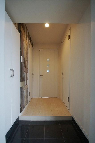 【玄関】 | モダンパラッツォ博多SUR | 収納もある玄関です