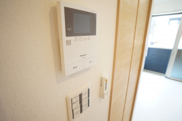 エスカイヤーⅦのセキュリティ|ＴＶモニタホンは、訪問者の顔が見えるので安心ですね。