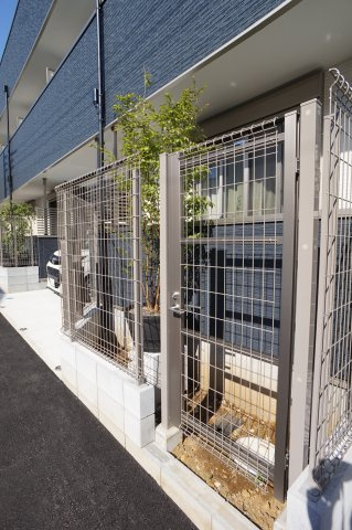 エスカイヤーⅦのその他|１階には防犯用にフェンスが付いてます！！