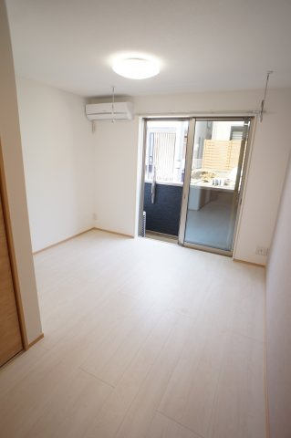 エスカイヤーⅦの居間・リビング|照明器具プラス間接照明もあります！！